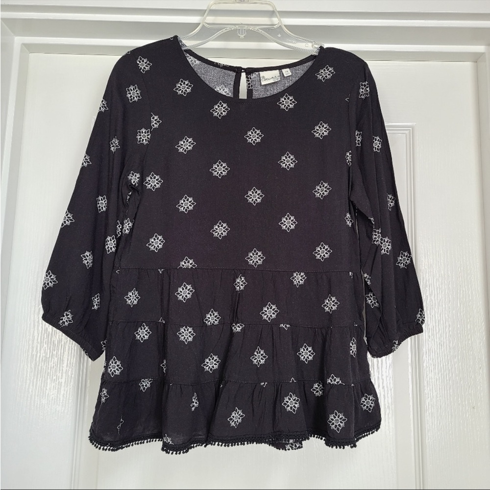 Mudd black and white patterned blouse.